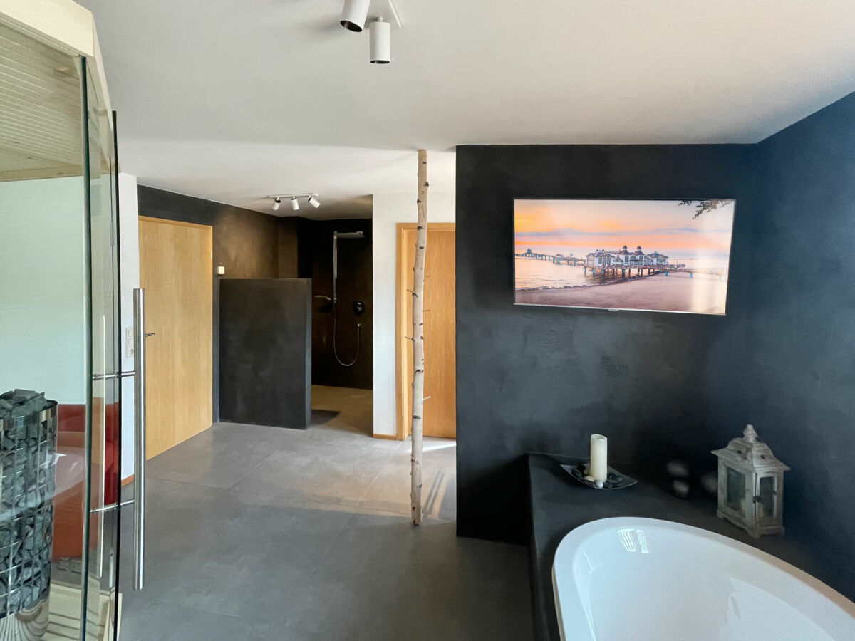Bad und Sauna in der Ferienwohnung auf Rügen